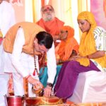 मुख्यमंत्री ने स्वास्थ्य सेवा शिविर का किया शुभारंभ, श्रद्धालुओं को अपने हाथों से परोसा भोजन