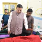 घायल श्रमिकों से मिले मुख्यमंत्री, जिला अस्पताल में जाना कुशलक्षेम