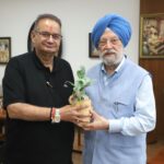 नई दिल्ली में पेट्रोलियम एवं प्राकृतिक गैस मंत्री हरदीप सिंह पुरी से शिष्टाचार भेंट करते कृषि मंत्री गणेश जोशी