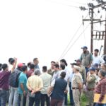 सुवाखोली में प्रस्तावित बिजली घर के चयनित भूमि का स्थलीय निरीक्षण करते कैबिनेट मंत्री गणेश जोशी