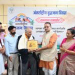 अंतर्राष्ट्रीय वृद्धजन दिवस के अवसर पर कैबिनेट मंत्री गणेश जोशी ने वरिष्ठ नागरिकों को किया सम्मानित