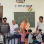 नव मधुवन आश्रम के अध्यक्ष परमानंद दास महाराज ने 58 स्कूली बच्चों को बांटे गर्म ट्रैकसूट